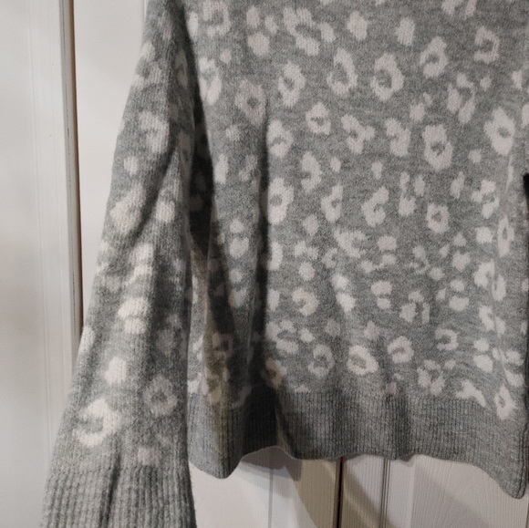Old Navy sweater - Picture 2 of 3